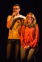 Jürgen Gruber (Moderation) mit Zuschauerin